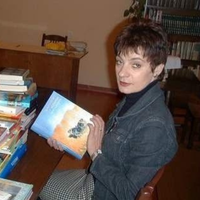 Bożena Natzke trzyma w rękach książkę