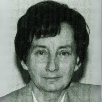Teresa Wildhardt, czarno-białe zdjęcie, kobieta w ciemnych krókich włosach patrzy pewnie na wprost. 