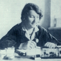 Zofia Kossonogowa, kobieta pochylona nad otwartą książką