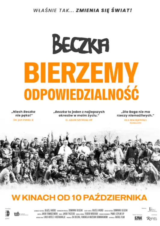 okładka płyty dvd, oko, dwóch duchownych w białych szatach wokół tłum młodych uśmiechniętych, wysyłających znak pokoju młodych ludzi pozuje do zdjęcia