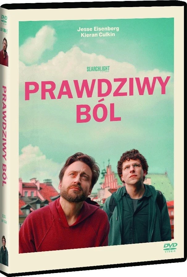 okładka płyty dvd przedstawia dwóch młodych mężczyzn patrzących w górę, za nimi panorama polskiego miasta