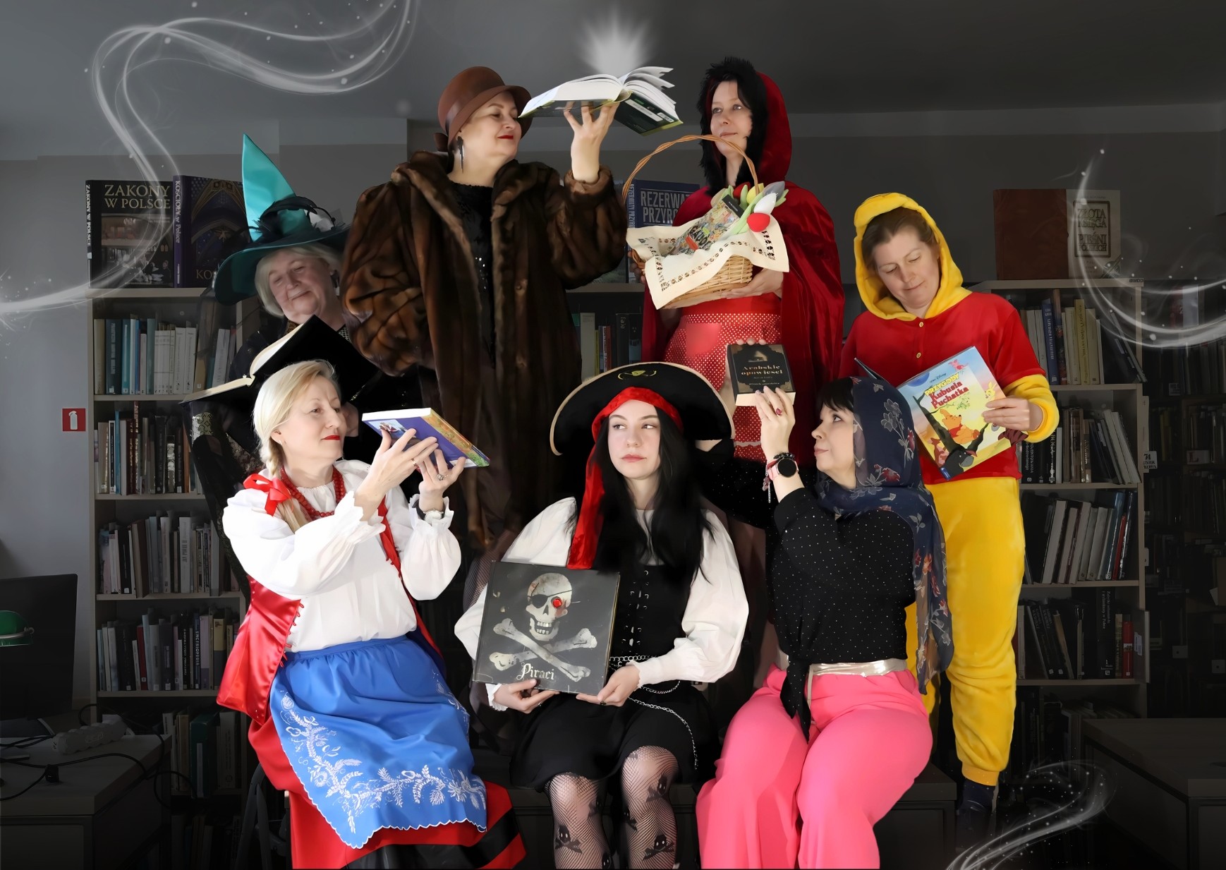 7 kobiet przebranych za różne postaci z bajek, trzymają otwarte książki. W tle biblioteka. Magiczna aura.