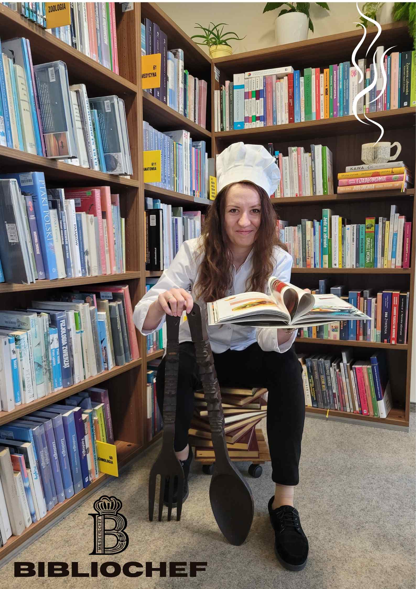 Kobieta w stroju kucharza siedzi na stosiku książek w bibliotece. W jednej ręce trzyma ogromną łyżkę i widelec, a a drugiej otwartą książkę