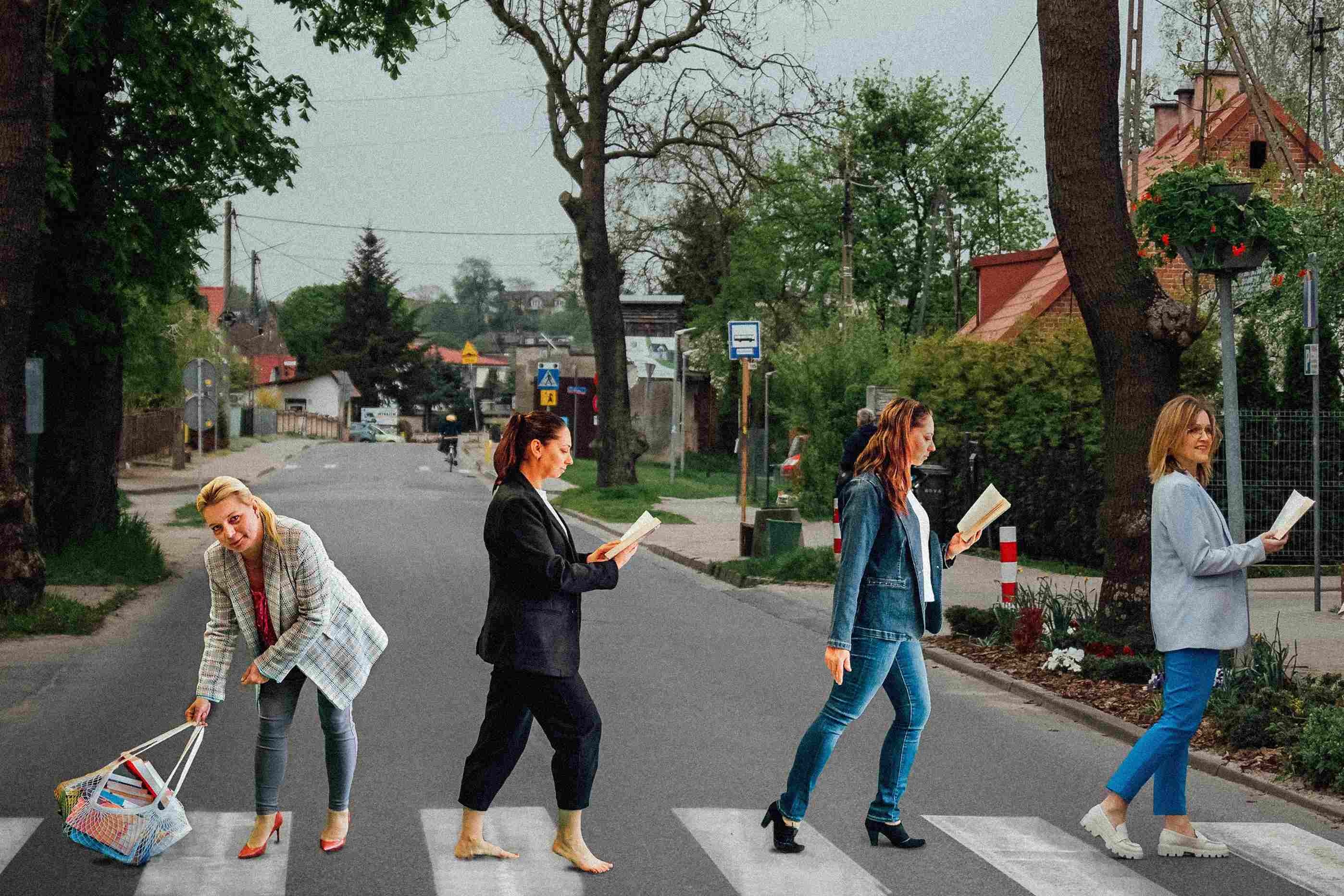 Zdjęcie nawiązuje do okłdki zespolu The Beatles Abbey Road. Cztery kobiety przechodzą przez przejście dla pieszych. Trzy czytają książki, ostania ciągnie po ziemi siatkę z dużą liczbą książek