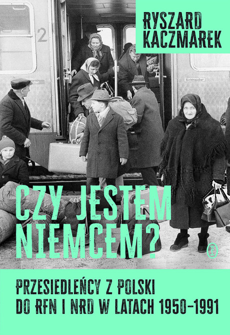 okładka. Czarno-biała fotografia osób wysiadających z pociągu, chustki na głowach kobiet, kapelusze u mężczyzn