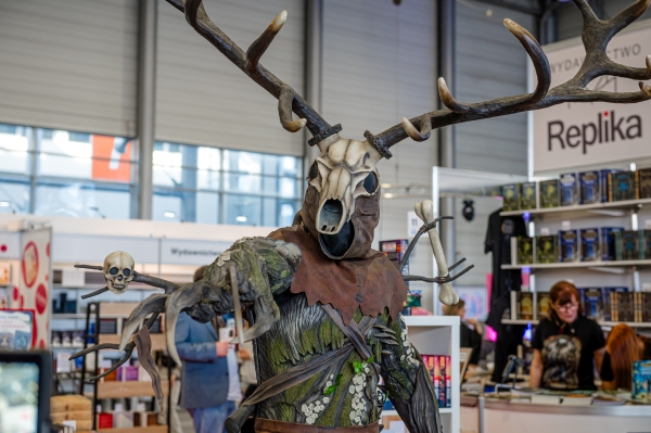 przebrana postać z czaszką poroża na głowie i gałęzią zamiast ręki