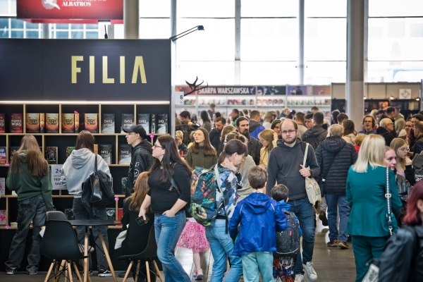 tłum przy stoiskach targowych. widoczne logo wydawnictwa Filia