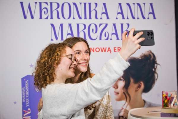 dwie dziewczyny robią sobie selfi z autorką Weroniką Marczak