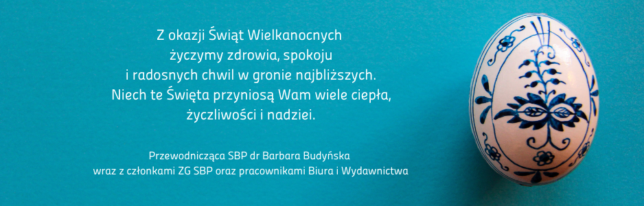 zdjęcie ręcznie malowanej pisanki na niebieskim tle, tekst życzeń taki jak w treści artykułu