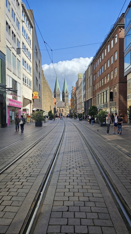 Zabytkowa uliczka w Bremie, po środku tory tramwajowe