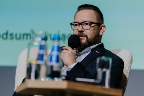 Jerzy Woźniakiewicz mówi do mikrofonu podczas dyskusji