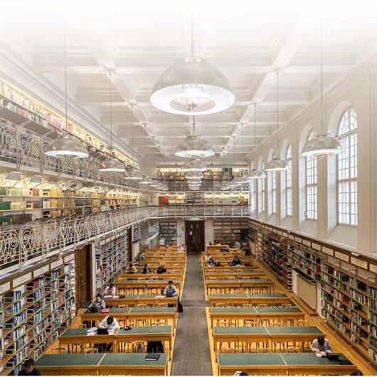 Wnątrze zabytkowej biblioteki