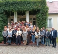 Uczestnicy spotkania przed zabytkowym budynkiem